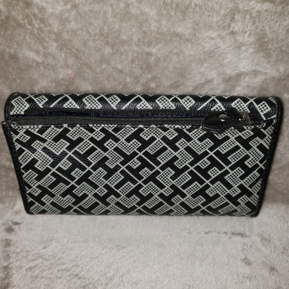 Tommy Hilfiger Women's Continental Checkbook Walle - Picture 2 of 7